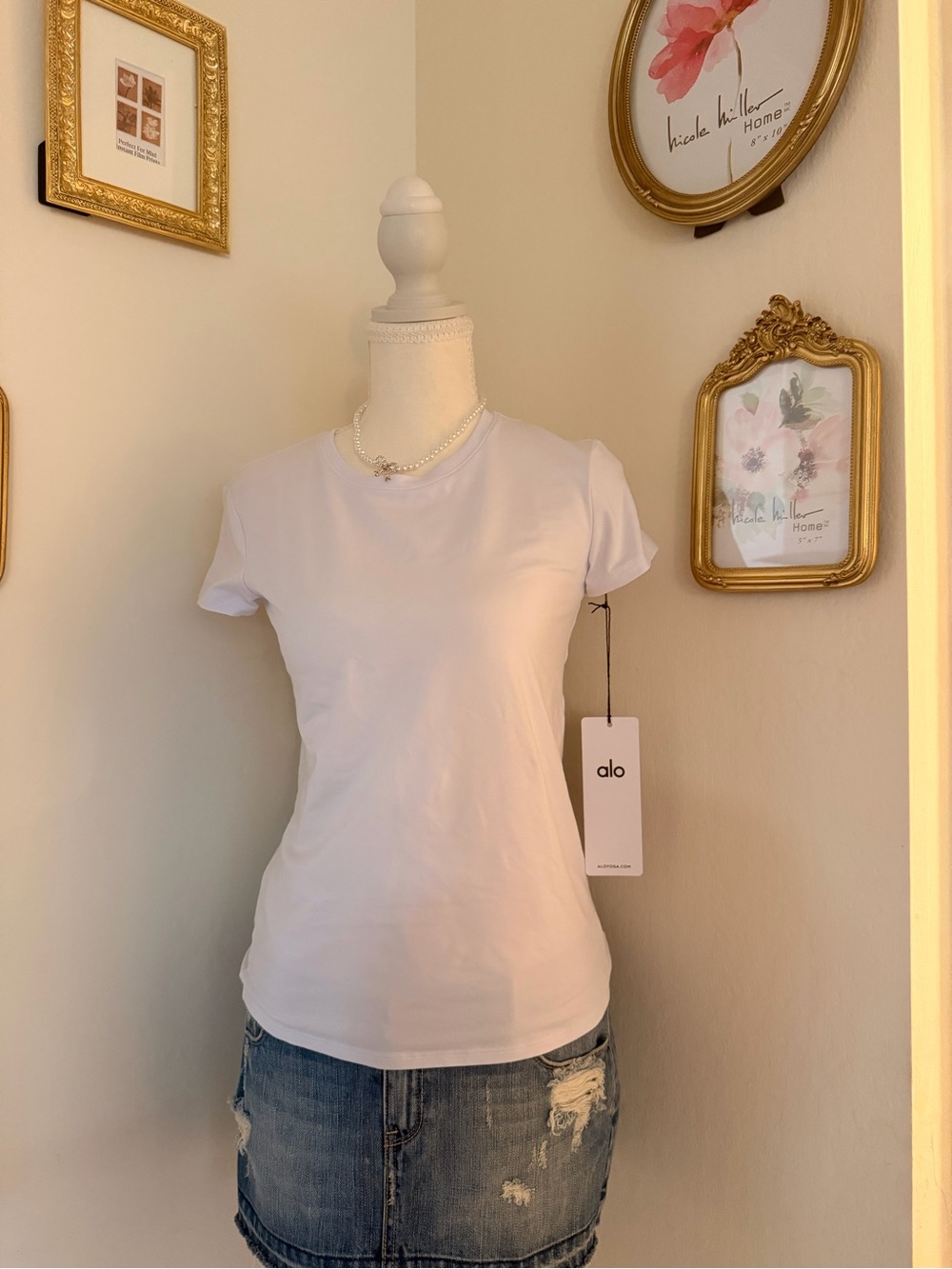 ALO Yoga Slim Fit Crew Neck Tee in White